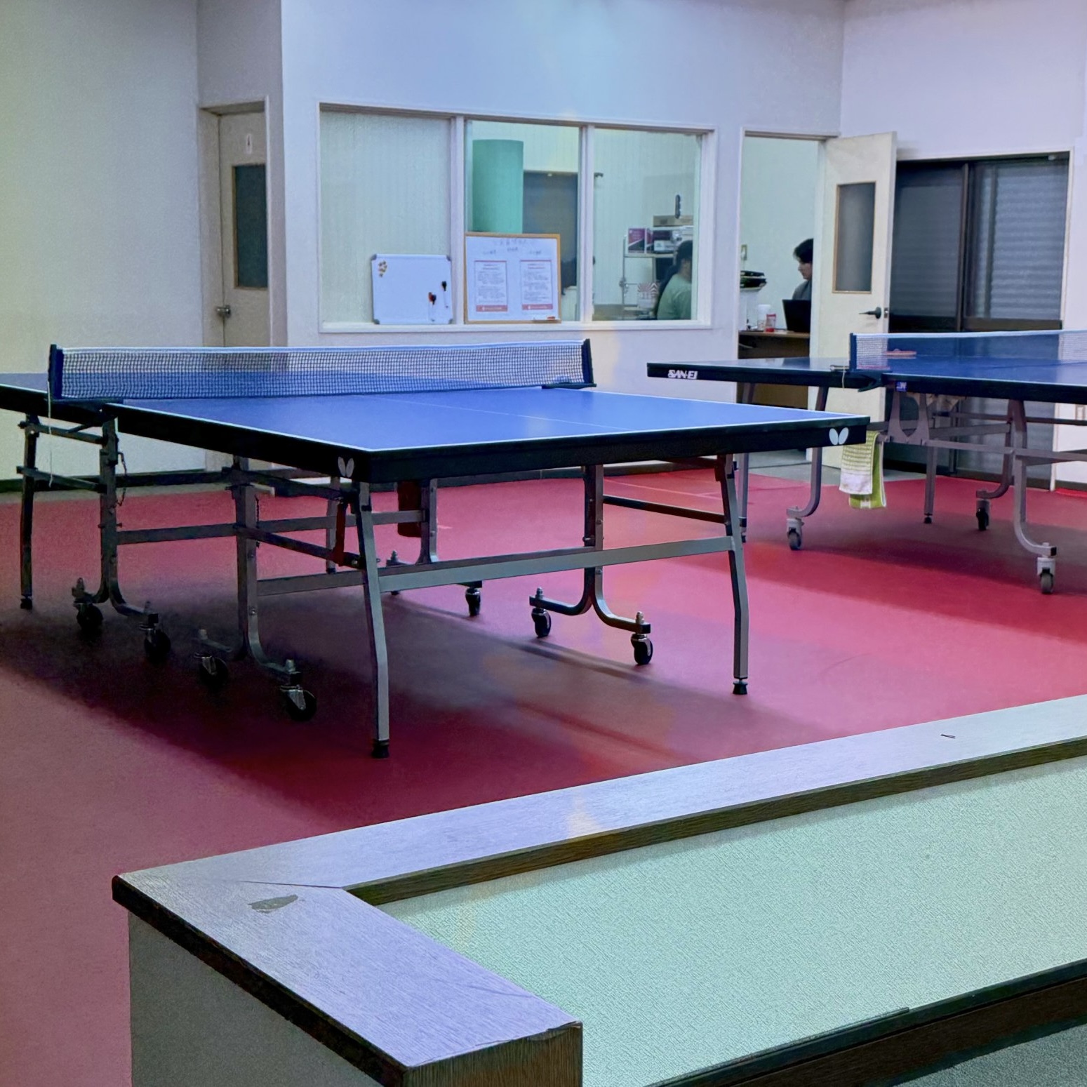 やまあい卓球場 プレイヤーと赤マット
